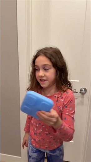 She Got Hurt and Her Sister Helped Right Away | Caring Kids Story