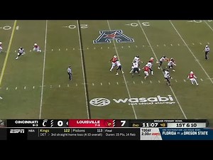 Cincinnati QB somehow throws TD pass as he's being sacked