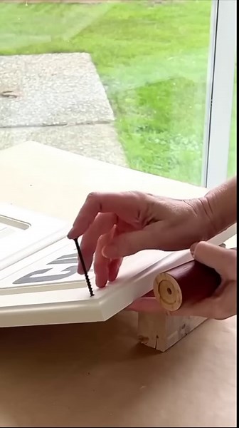 Turn a Home Depot table leg & cabinet door into this! 🤯