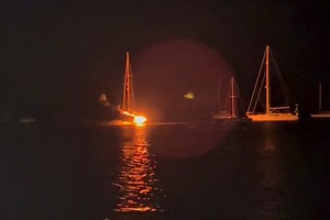 This is the moment a boat fire broke out in Poole with one man rescued and taken to hospital. Full story at the link https://tinyurl.com/mwru633j Footage by Bernard Goodes | Bournemouth Daily Echo