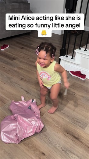 Mini Alice playing to much over anything look at her acting like she was eating from the balloon 🎈 😀🤣🍲🤯@Beautybyalicedimplz @AliceandMiniAliceTV🎀