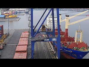 How Cranes Unload Ocean Cargo Ships: Stevedoring with a Man Cage