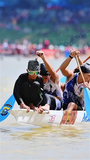 The racing boat nearly capsized due to a wobble. #pacujalur #boatdance | Randia Dn