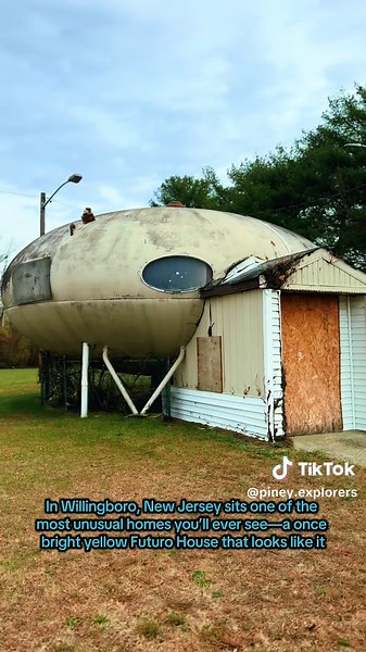 Alien pod parked in a Jersey neighborhood. 🛸💛 This Futuro House in Willingboro looks like it just touched down from another planet, but it is actually a rare 1960s prefab home. Only a small number were ever built, and today you can still find a scattered few Futuro Houses across the United States, hiding in suburbs, fields, and road trip stops.