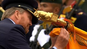 Video | Koning reikt vaandelopschriften uit op Veteranendag in Den Haag