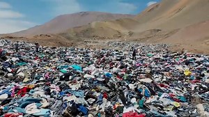 Video | Enorme berg afgedankte kleding gedumpt in Chileense woestijn