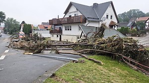Bilder vom Unwetter in Nordhessen: Aufgerissene Straßen, eingeschlossene Schafe und gestapelte Autos