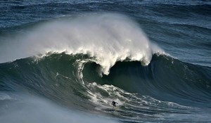 The mechanics of the Nazaré Canyon wave