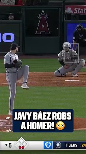 Javier Báez makes an INCREDIBLE catch in center field! | MLB