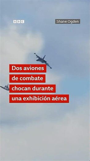 El momento en que dos jets de combate chocan durante un show aéreo en EE.UU.