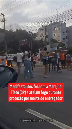 Manifestantes fecham a Marginal Tietê (SP) e ateiam fogo durante protesto por morte de entregador