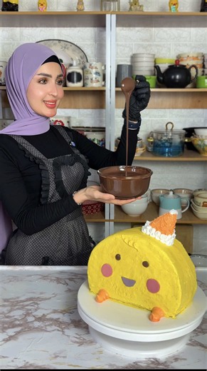كيكة صوص شوكولا 🍫😍✨ مكونات صوص الشوكولاتة * نصف كوب سكر * نصف كوب حليب باودر * نصف كوب كاكاو باودر خام غير محلى * نصف كوب زيت * نصف كوب ماء * ملعقة صغيرة فانيليا سائلة أو باودر * علبة قشطة (200 غرام) * كوب إلا ربع من البندق المطحون * 3 ملاعق كبيرة كريمة شانتي باودر طريقة التحضير نخلط جميع المكونات بالخلاط إلى أن يصبح القوام ناعم ومتجانس. ⸻ مكونات الكيكة الإسفنجية * 3 بيضات بحرارة الغرفة * كوب سكر * نصف كوب زيت * نصف كوب حليب سائل * كوب دقيق منخول * ملعقتان كبيرتان نشا * ملعقة كبيرة بيكين باودر