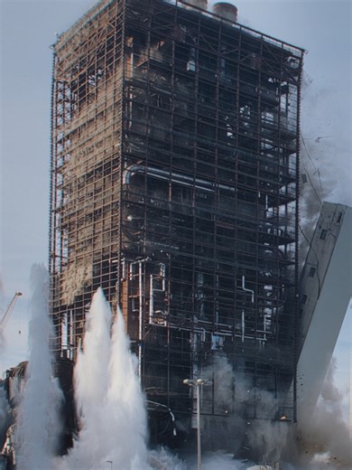 Am Kraftwerk Scholven in Gelsenkirchen ist ein sichtbarer Schritt in Richtung Energiewende gelungen.💪 Zwei Unternehmen der Matthäi-Gruppe, Regrata und die Thüringer Sprenggesellschaft, haben gemeinsam das 118 Meter hohe Kesselhaus eines ehemaligen Kohleblocks sicher zurückgebaut.👷 Damit entsteht Platz für eine moderne, wasserstofffähige Gaskraftwerksanlage – ein wichtiger Beitrag für die Energieversorgung von morgen.⚡️ Von der Planung über die Vorbereitung bis zur finalen Sprengung haben die b