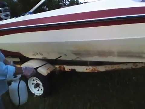 Fiberglass boat hull cleaning with oxalic acid