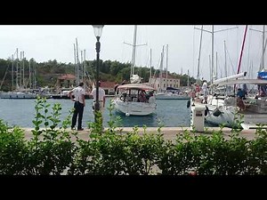sailboat docking fail Milna 2017