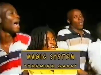 #Retro: Magic Système Magic System, groupe ivoirien de zouglou et coupé-décalé, voit le jour en 1996 à Abidjan. Initialement composé de plus de 50 membres, il se recentre rapidement autour des quatre « magiciens » : A’salfo (Salif Traoré), Manadja (Adama Fanny), Tino (Étienne Boué Bi Kohou) et Goudé. Le groupe se fait connaître en Côte d'Ivoire grâce à ses chansons festives, mais aussi à ses textes abordant les problèmes sociaux. Cependant, des dissensions internes entraînent une restructuration