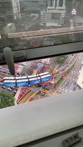 On 20th November, a KL Monorail train experienced a technical malfunction, leaving 373 passengers stranded between the Medan Tuanku and Chow Kit stations. Firefighters and Rapid Rail staff managed to evacuate passengers to another train on the opposing line. It was also reported that a lady fainted during the ordeal and later received medical attention. #news #malaysia #breaking | The Smart Local Malaysia
