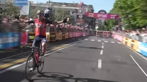 Video | Pibernik denkt Giro-etappe gewonnen te hebben, maar moet nog een ronde