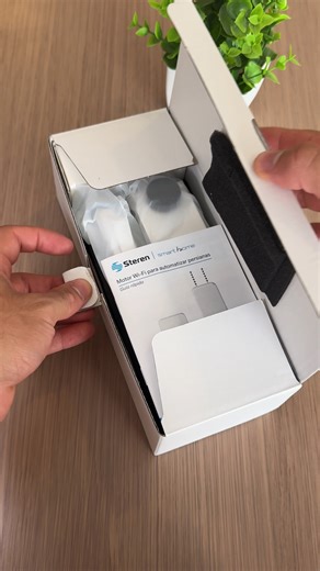 🏠✨ ¡Convierte tus cortinas en inteligentes con este motor Wi-Fi de Steren! 📱 Control desde el celular: Abre, cierra o programa tus persianas desde cualquier lugar con la app Steren Home. 🗣️ Control por voz: Compatible con Alexa y Google Assistant para integrarlo en rutinas y controlarlo fácilmente. 🎮 3 modos de uso: App, control remoto incluido o forma manual. 🔋 Batería de respaldo: Mantiene tu programación incluso si se va la luz. 🔧 Fácil instalación: Usa cinta adhesiva o tornillos y adáp