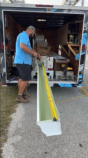 Seamless gutter making machine