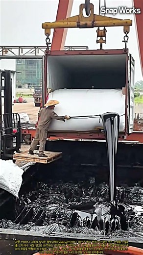 산업 물류의 혁신: 컨테이너 전용 유연 용기를 활용한 대용량 액체 이송 공정 #worker #process #innovation #container #supply