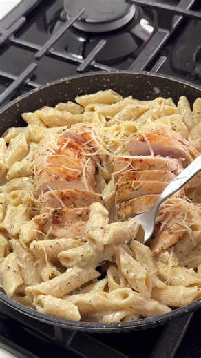 Сливочная паста с сочной курочкой — тот самый ужин, который всегда хочется повторить 🤍🍝 Нежный соус, аромат специй и много сыра… идеально 🤩 Ингредиенты: куриное филе — 250 гр Мариновать:оливковое масло,соль,паприка,орегано макароны (перья) — 300 г сливки — 200 мл сыр пармезан 200 гр растительное масло — 2 ст. л. сливочное масло — 30 г мука — 1 ст.л прованские травы — 1 ч. л. соль — по вкусу чёрный перец — по вкусу Способ приготовления: 1. Куриное филе разрезать на пласты, добавить соль и спец