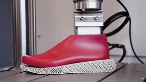 Engineers in the MIT Sports Lab are combining a new model with 3D printing to create better shoes for runners. The model could be a tool for designers looking to innovate in sneaker design. https://news.mit.edu/2024/new-model-predicts-how-shoe-properties-affect-runners-performance-0124 | MIT School of Engineering