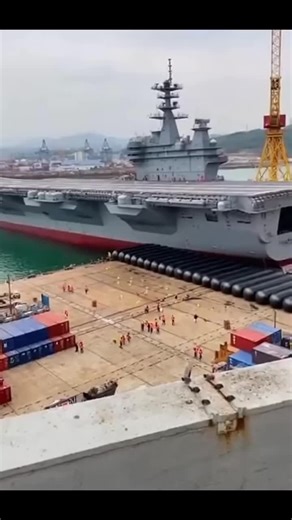 Unexpected incident! An aircraft carrier capsized during launch — the entire port was in panic 😱 #ViralVideo #Navy #AircraftCarrier #FailedLaunch #PortChaos