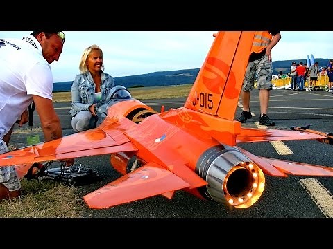 STUNNING RC F-16 COBRA HUGE SCALE MODEL JET FLIGHT DEMONSTRATION