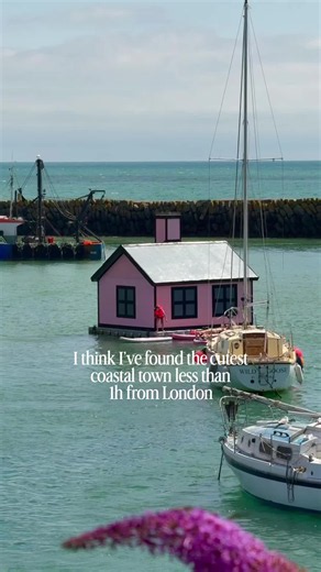 📌The Perfect Seaside Day Trip less than 1 hour from London 🚂 🚂This bank holiday weekend will be 30°C and just under 1 hour from London St Pancras, Folkestone is one of Kent’s coolest coastal escapes, packed with sea views, creative corners, cosy cafés, cliffside walks, and a laid-back seaside atmosphere that feels miles away from the city. 📍Folkestone, Kent Once you arrive, head straight to Folkestone Harbour Arm for coffee with sea views, then walk along the beach towards the lighthouse and