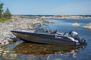 Suomalaiset ovat järkeviä veneiljöitä: siksi jämäkkä Buster XL on valittu Kippari- lehden äänestyksessä Suomen halutuimmaksi yleisveneeksi. Kevään tarjouspakettiimme kuuluu kestävän ja luotettavan XL:n lisäksi elektronisella polttoaineen suihkutuksella varustettu, kevyt mutta tehokas Yamaha F115, tyyny- ja kuomusarjat sekä 10 tuuman Buster Q -älynäyttö ja laadukkaat C-Mapin elektroniset veneilykartat. Tutustu tarkemmin tarjouspaketin sisältöön: https://www.buster.fi/fi/ajankohtaista/tarjous-alum