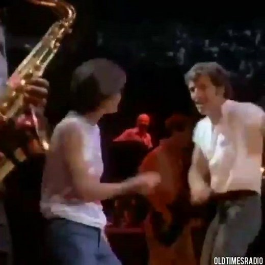When Courteney Cox jumped on stage Bruce Springsteen's music video for " Dancing in the Dark". (1984) | Totally 80s