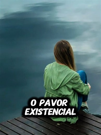 POR QUE O VAZIO PARECE SEGURO – A Psicologia Do Inferno Familiar. Existe uma engrenagem psicológica silenciosa por trás da romantização do pavor existencial. Ela não surge de repente. Ela se constrói aos poucos, até que o desconforto deixe de funcionar como um alerta e passe a operar como abrigo. Quando isso acontece, o vazio já não assusta — ele oferece previsibilidade. A dor dói, mas é conhecida. Não cobra transformação, não exige risco, não ameaça o controle mínimo que ainda resta. A esperanç