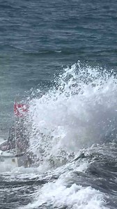 Time to switch captains? Boat smashes outside bar at Boynton Inlet ➡️ Follow roughinlets for more original boat action! #wavyboats #hauloverinlet #hauloverboats #haulover #boats | roughinlets