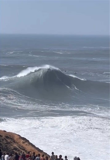 Nazaré's Record-Breaking Waves for Surfing Enthusiasts