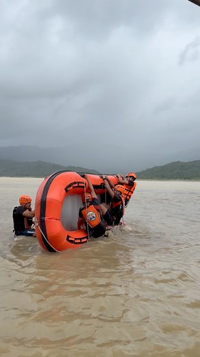 🔥 WHEN YOUR BOAT CAPSIZES — DO YOU KNOW WHAT TO DO? Training to survive the unexpected. Capsizing a rubber boat is not just an accident to avoid — it’s a critical part of rescue and water safety training. Practicing capsizing prepares responders and civilians to stay calm, think clearly, and perform the right actions when a real emergency happens. A boat can capsize due to: • Sudden waves or strong currents • Overloading or uneven weight • Sharp turns at high speed • Loss of balance when standi